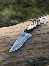 Lade das Bild in den Galerie-Viewer, Custom Handmade Damascus Steel Ram Horn Fixed Blade Knife - Arham Cutlery
