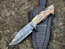 Cargar imagen en el visor de la galería, Handmade Damascus steel knife with pine cone resin handle and leather sheath by Arham Cutlery
