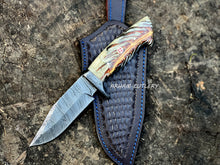 Cargar imagen en el visor de la galería, Handmade Damascus steel knife with pine cone resin handle and leather sheath by Arham Cutlery
