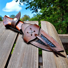 Lade das Bild in den Galerie-Viewer, Handmade 10-inch Damascus steel knife with rose wood handle and leather sheath by Arham Cutlery

