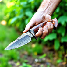 Lade das Bild in den Galerie-Viewer, Handmade 10-inch Damascus steel knife with rose wood handle and leather sheath by Arham Cutlery
