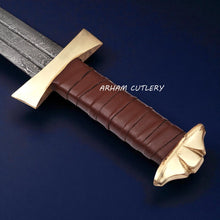 Cargar imagen en el visor de la galería, Golden High Strike Damascus Viking Sword with Leather Sheath
