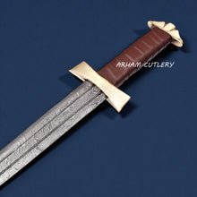 Cargar imagen en el visor de la galería, Golden High Strike Damascus Viking Sword with Leather Sheath
