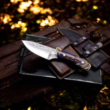 Lade das Bild in den Galerie-Viewer, Handmade Fixed Blade Knife With Pine Cone Resin And Leather Sheath
