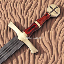 Lade das Bild in den Galerie-Viewer, Templar Damascus Sword with Brass Pommel and Leather Sheath – Handmade by Arham Cutlery

