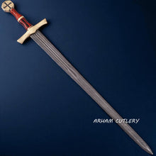 Lade das Bild in den Galerie-Viewer, Templar Damascus Sword with Brass Pommel and Leather Sheath – Handmade by Arham Cutlery

