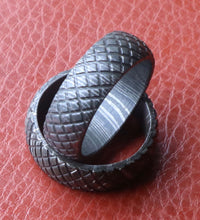 Lade das Bild in den Galerie-Viewer, Custom Handmade Damascus Steel Ring for Men and Women A-130 - Arham Cutlery
