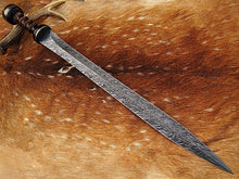 Lade das Bild in den Galerie-Viewer, Custom Handmade Damascus Steel Sword With Leather Sheath A-144 - Arham Cutlery
