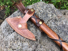 Lade das Bild in den Galerie-Viewer, Custom Handmade Damascus Steel Axe With Leather Sheath A-95 - Arham Cutlery
